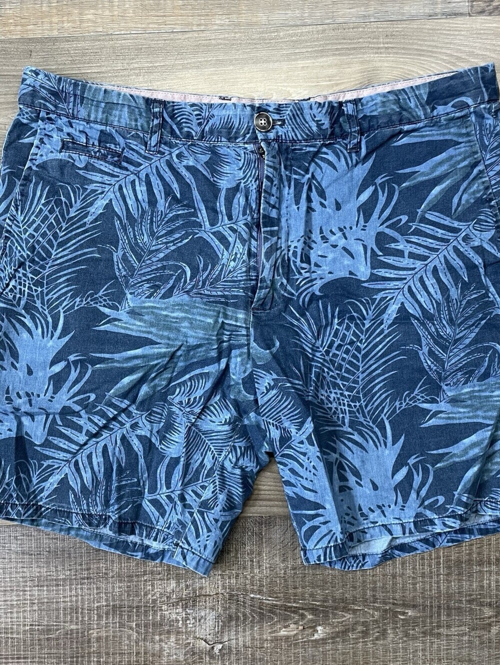 Johnnie-O Men’s 35 Blue Tropical Leaf Print Hawaiian Resort Golf Cotton Shorts